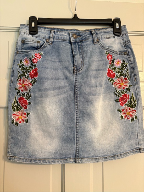 ESQUALO Dresses & Skirts - ESQUALO Size 6 Light Blue Denim Skirt with Embroidered Red Floral Accents
